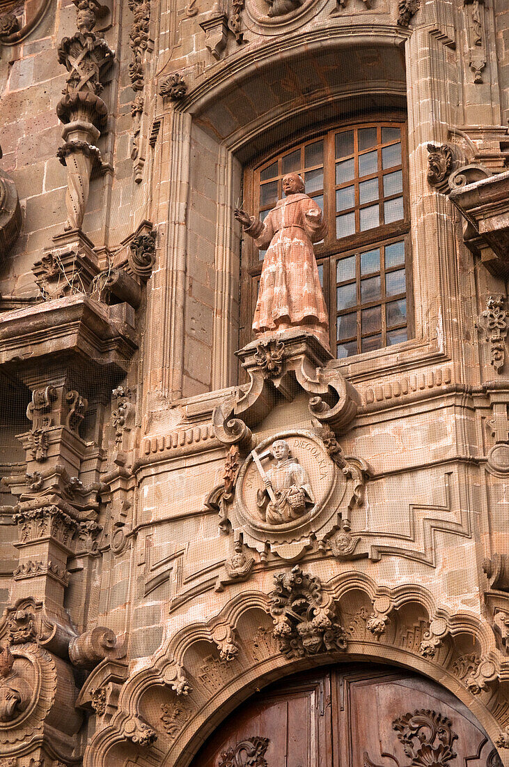 Mexikanische Fassade im churrigueresken Stil des Templo de San Diego in Guanajuato, Mexiko.