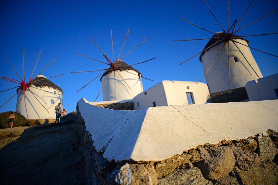 Traditionelle Windmühlen (Kato Milli) bei Sonnenuntergang in Mykonos-Stadt, Griechenland