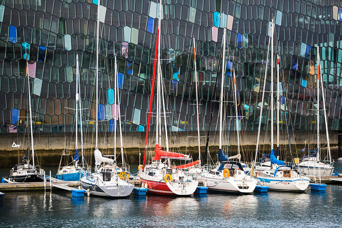 Konzerthalle und Konferenzzentrum Harpa und Boote im Hafen von Reykjavik, Island