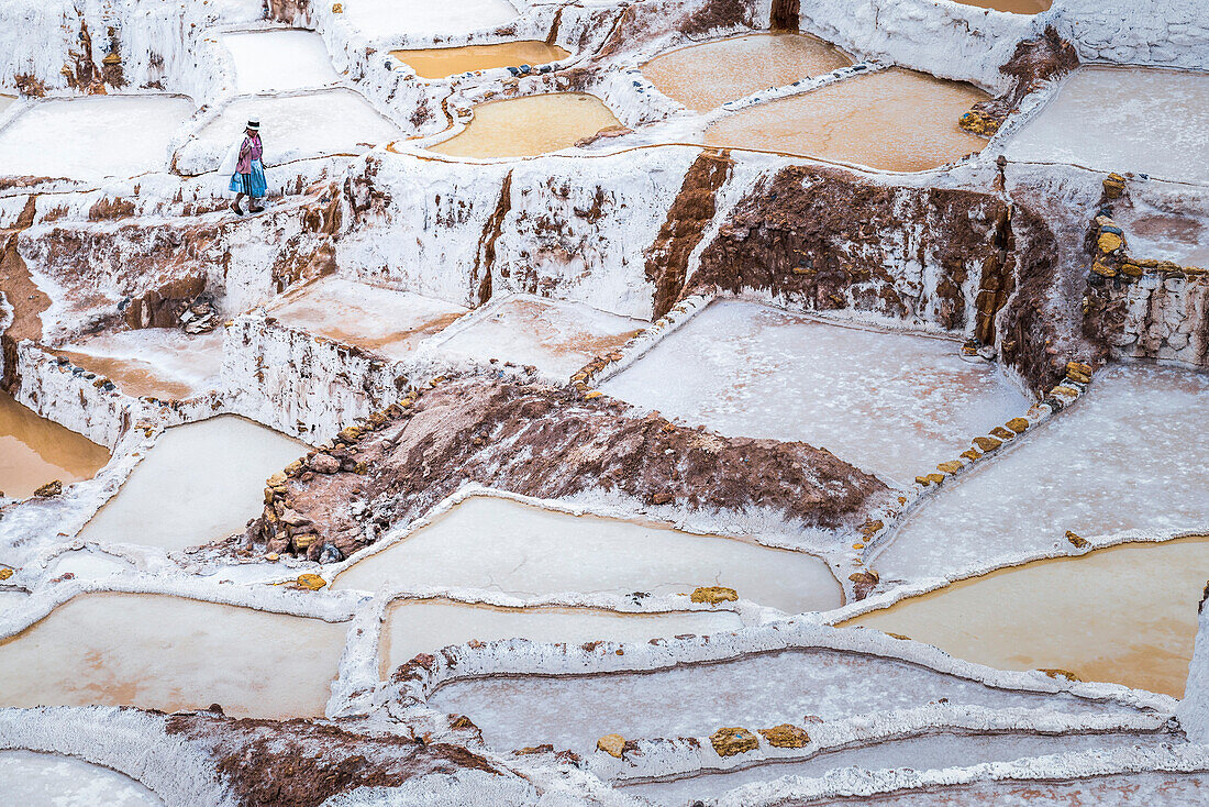 Worker at Salt pans (Salinas de Maras), Maras, near Cusco (Cuzco), Peru