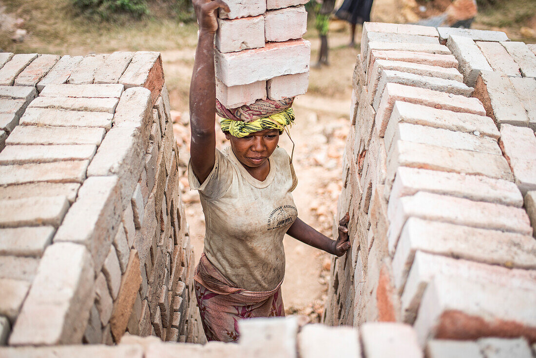 Ziegelsteinarbeiter bei Ranomafana, Region Haute Matsiatra, Madagaskar