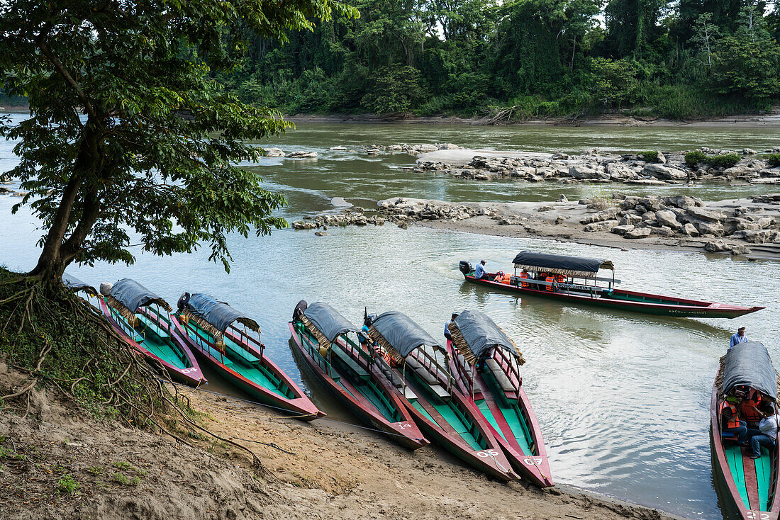 Barkasse am Ufer von Frontera Corozal am Usumacinta-Fluss in Chiapas, Mexiko.