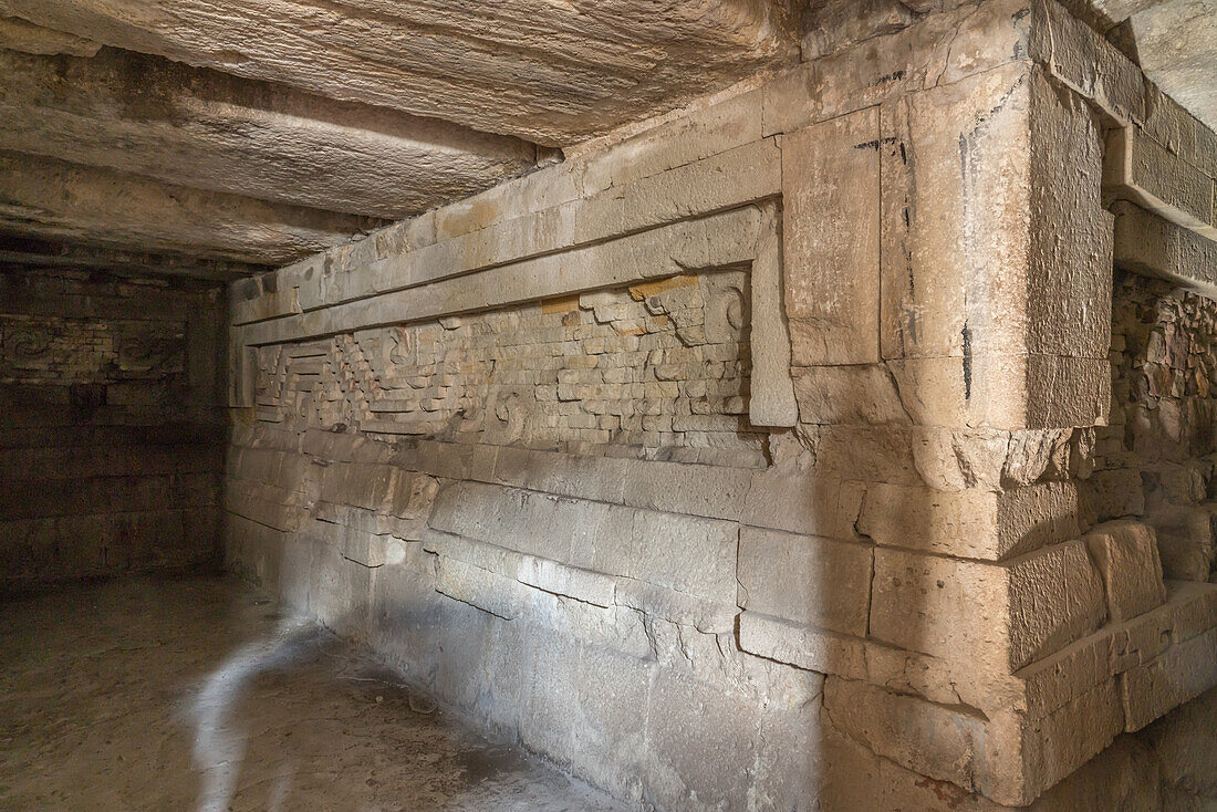 Laubsägearbeitstafeln aus Stein in Grab 1 unter dem Palast, Gebäude 7, in den Ruinen der zapotekischen Stadt Mitla in Oaxaca, Mexiko. Eine UNESCO-Welterbestätte.