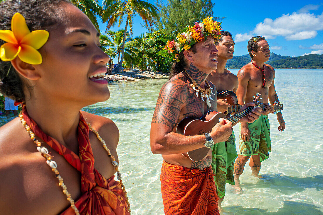 Insel Taha'a, Französisch-Polynesien. Polynesische Musik und Tänze auf dem Motu Mahana, Taha'a, Gesellschaftsinseln, Französisch-Polynesien, Südpazifik.