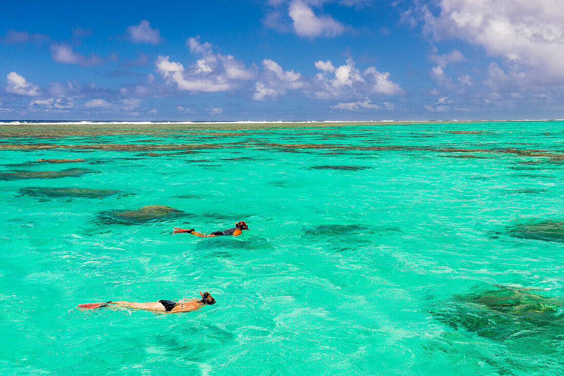 Schnorcheln im kristallklaren blauen Pazifischen Ozean auf der tropischen Insel Rarotonga, Cook-Inseln, Hintergrund mit Kopierraum