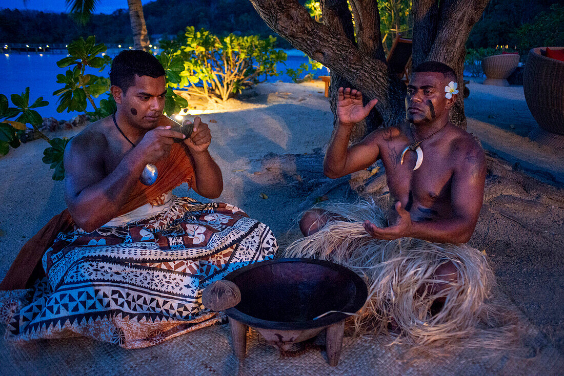 Traditionelle Fidschianer bei einer Kava-Zeremonie im Malolo Island Resort und Likuliku Resort, Mamanucas Inselgruppe Fidschi