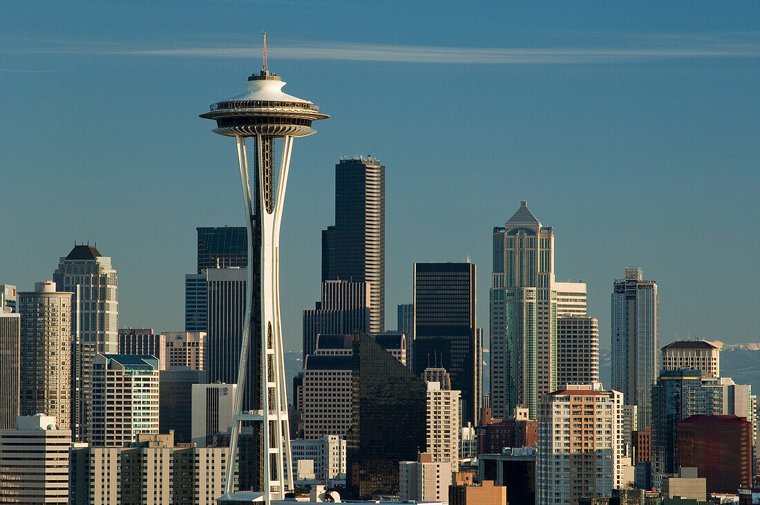 Die Space Needle und die Bürogebäude der Innenstadt vom Kerry Park am Queen Anne Hill in Seattle, Washington.