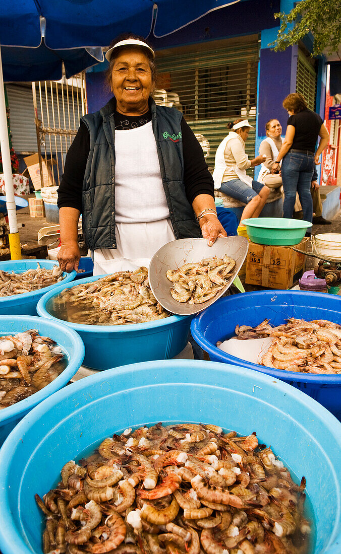 Verkäuferin auf dem Krabbenmarkt in der Altstadt von Mazatlan, Mexiko.