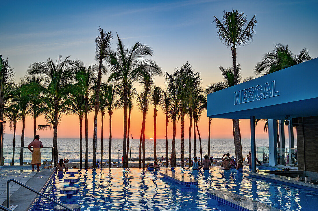 Sonnenuntergang am Swimmingpool des Riu Resort Hotels, Nuevo Vallarta, Riviera Nayarit, Mexiko.