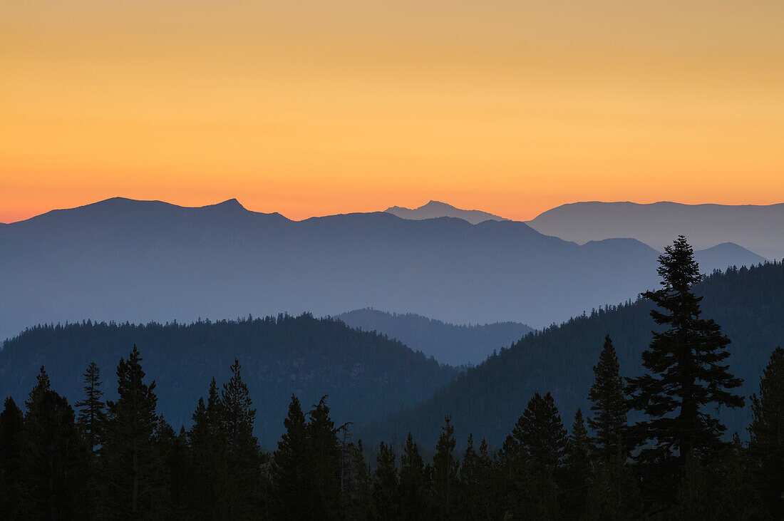 Sierra Nevada Mountains mit Blick nach Osten vom Minarets Viewpoint bei Mammoth Lakes, Kalifornien.