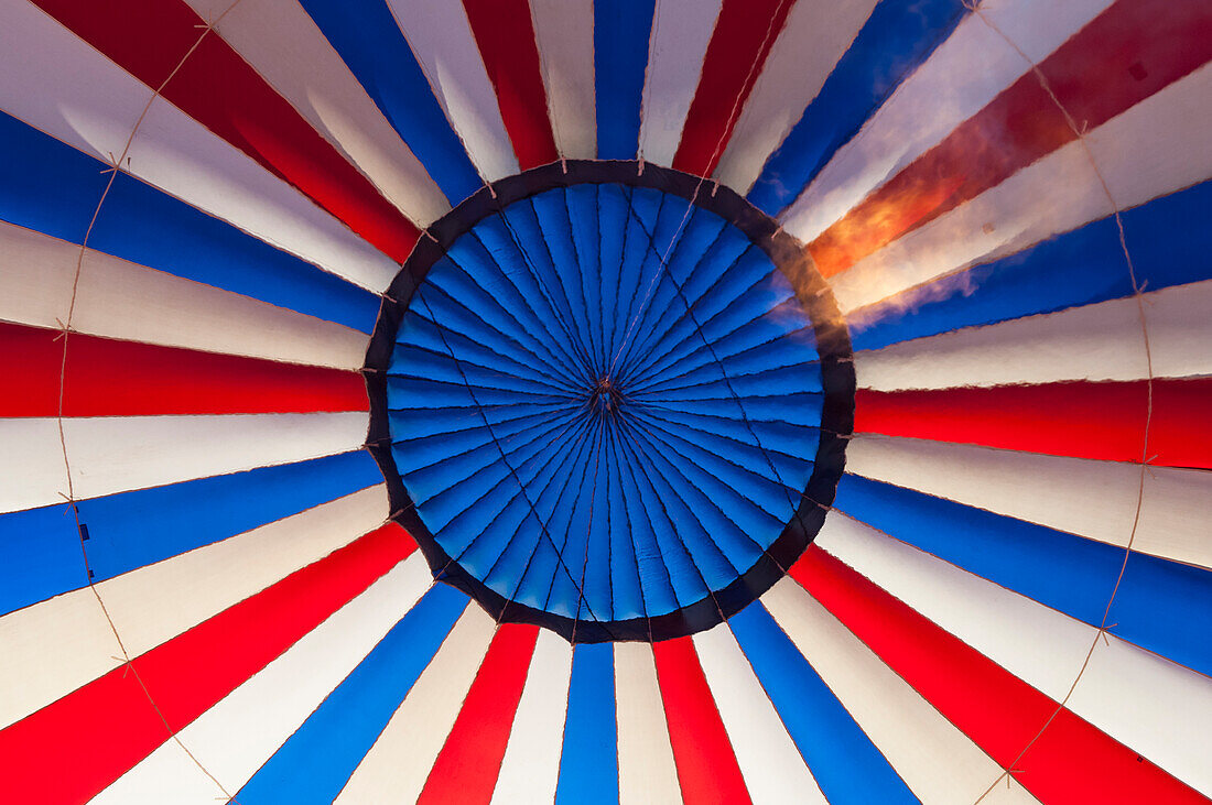 Innenraum eines Heißluftballons bei der jährlichen Red Rock Balloon Rally, Gallup, New Mexico.
