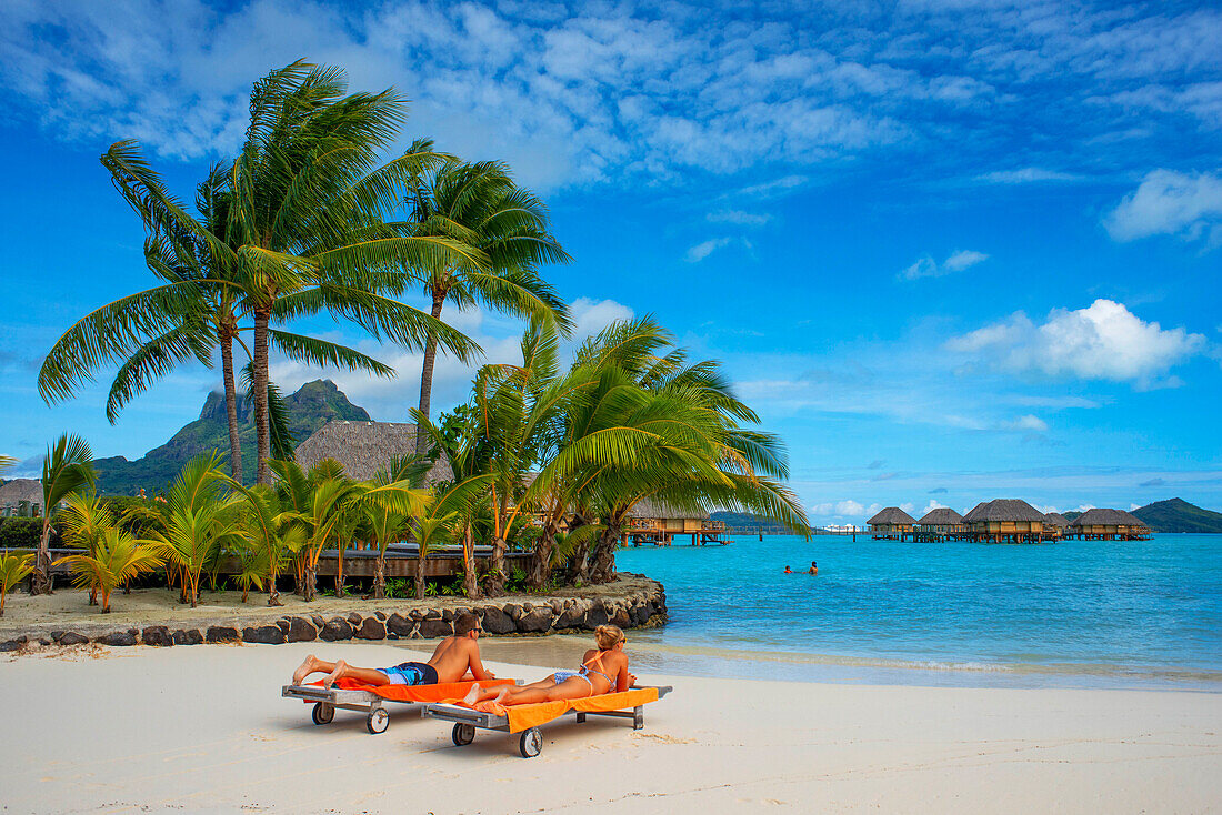 Strand im Luxusresort Le Bora Bora by Pearl Resorts auf der Insel Motu Tevairoa, einem kleinen Eiland in der Lagune von Bora Bora, Gesellschaftsinseln, Französisch-Polynesien, Südpazifik.