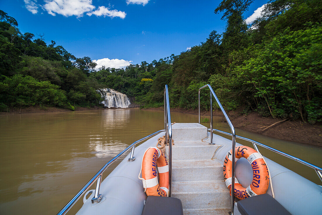 Bootsfahrt auf dem Rio Parana (Fluss Parana), der Argentinien und Paraguay trennt, in der Nähe von Puerto Iguazu, Provinz Misiones, Argentinien