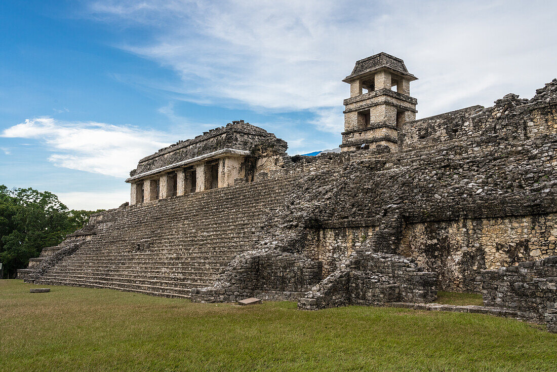Der Palast mit seinem Turm in den Ruinen der Maya-Stadt Palenque, Palenque-Nationalpark, Chiapas, Mexiko. Ein UNESCO-Weltkulturerbe.