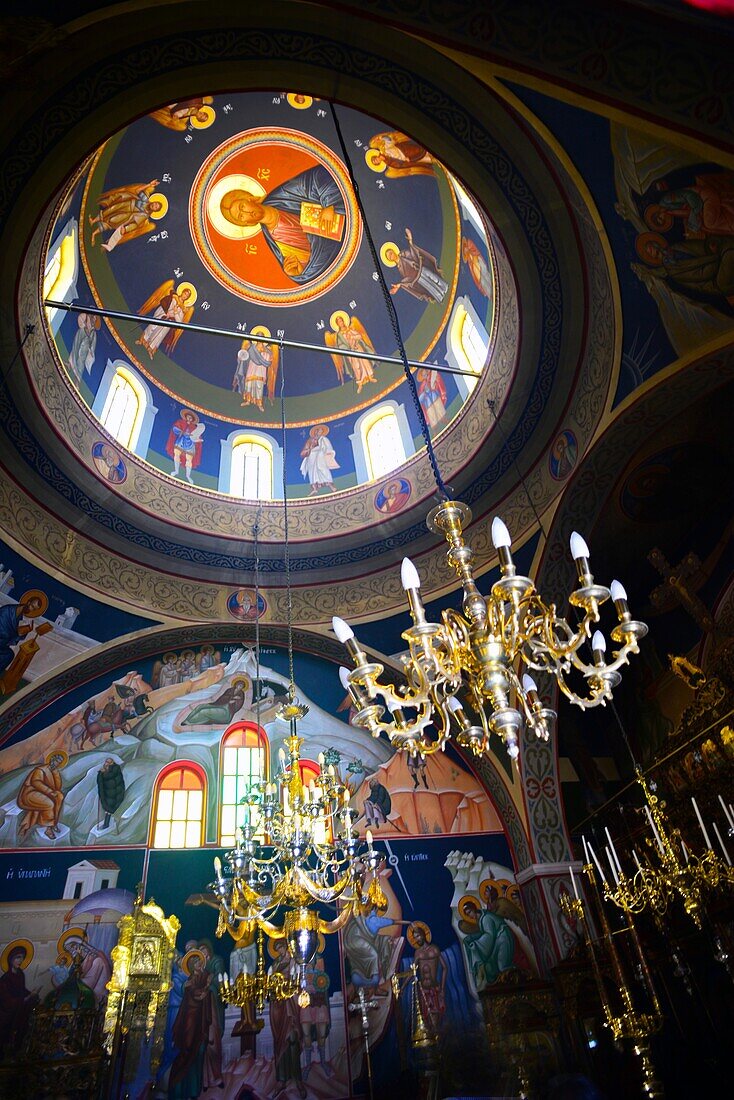 Innenansicht der griechisch-orthodoxen Kirche Panagia von Platsiani auf dem Hauptplatz von Oia, auch bekannt als Nicolaou-Nomikou-Platz, Santorin.