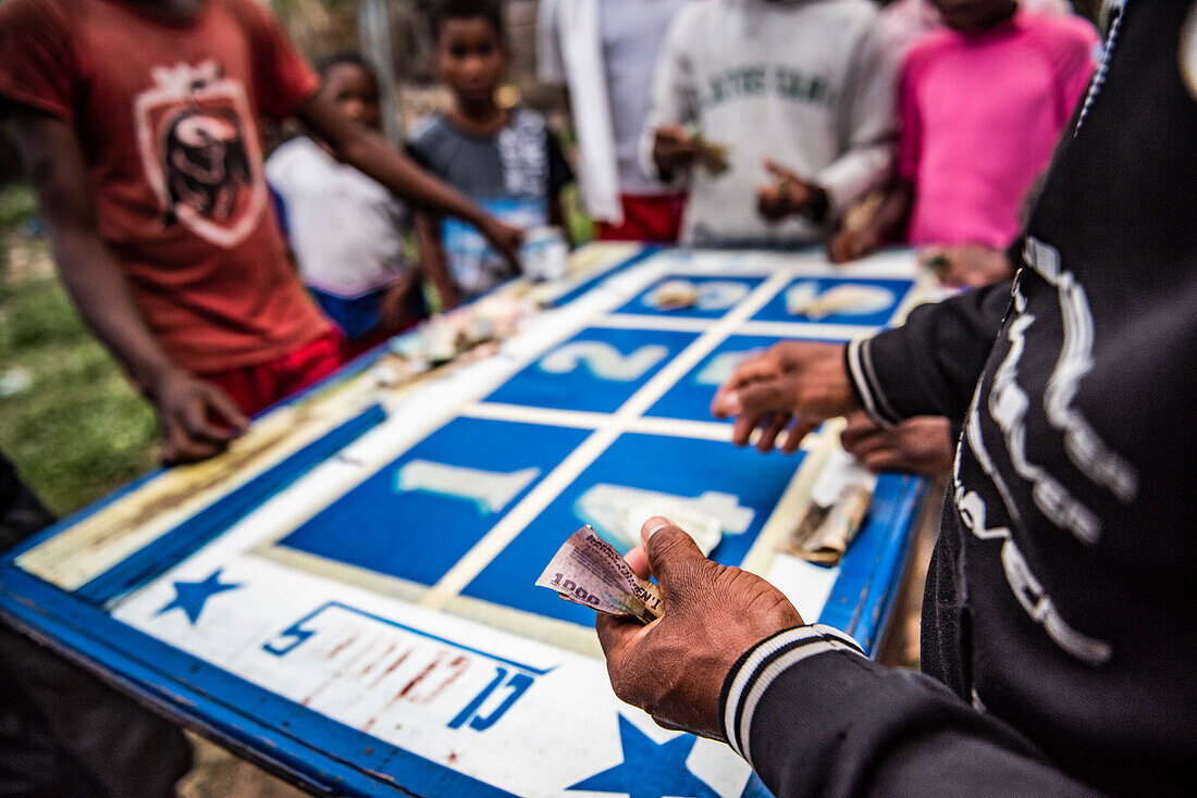 Glücksspiel in der Stadt Ranomafana, Region Haute Matsiatra, Madagaskar