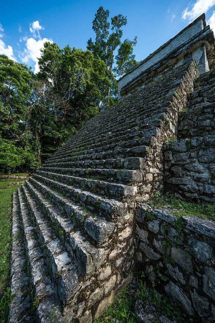 Sehr steile Treppe vor dem Tempel II in den Ruinen der Maya-Stadt Bonampak in Chiapas, Mexiko.
