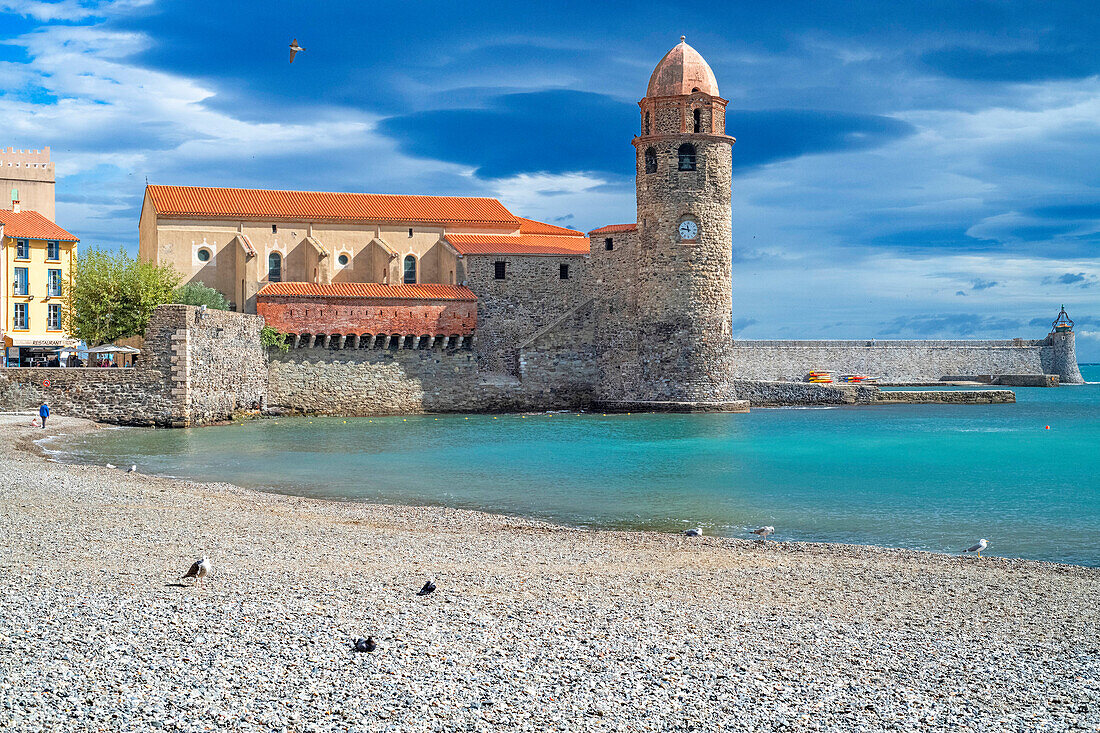 Kirche Notre-Dame-des-Anges und Strandlandschaft des malerischen Dorfes Collioure in der Nähe von Perpignan in Südfrankreich Languedoc-Roussillon Cote Vermeille Midi Pyrenees Occitanie Europa