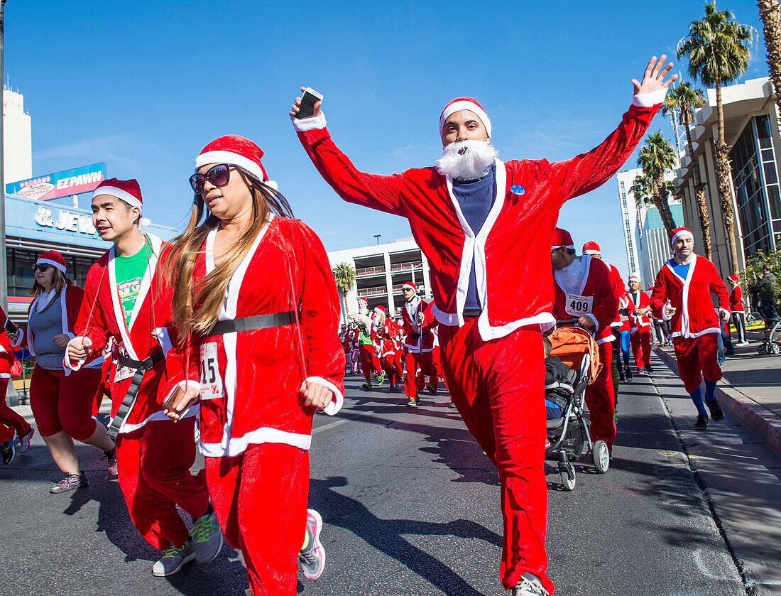 Ein nicht identifizierter Teilnehmer am Las Vegas Great Santa Run in Las Vegas Nevada. Es ist die größte Zusammenkunft von Weihnachtsmannläufern in der Welt.