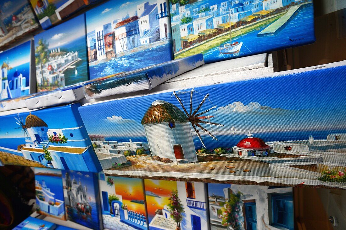 Gemälde zum Verkauf in einem Geschäft, Mykonos, Griechenland
