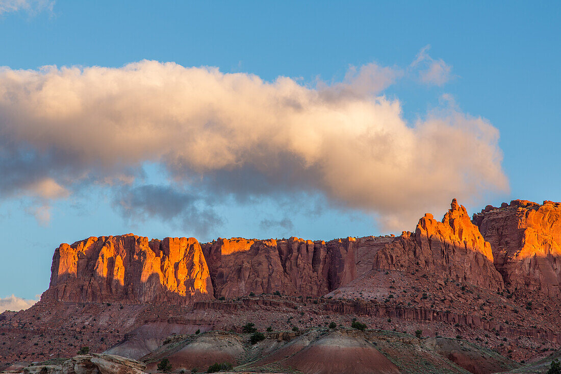 Sonnenaufgangslicht auf den Sandsteinformationen des Capitol Reef National Park in Utah.
