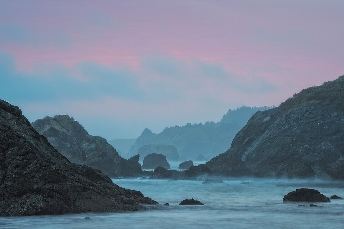 Dunstiges Licht bei Sonnenuntergang im Harris Beach State Park an der Südküste von Oregon.