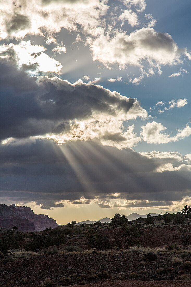 Sonnenstrahlen durch die Wolken über dem Capitol Reef National Park in Utah.