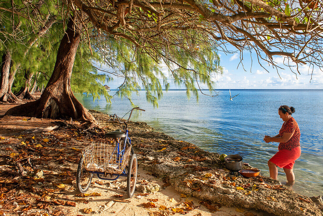 Local fisher woman in Fakarava island, Tuamotus Archipelago French Polynesia, Tuamotu Islands, South Pacific.