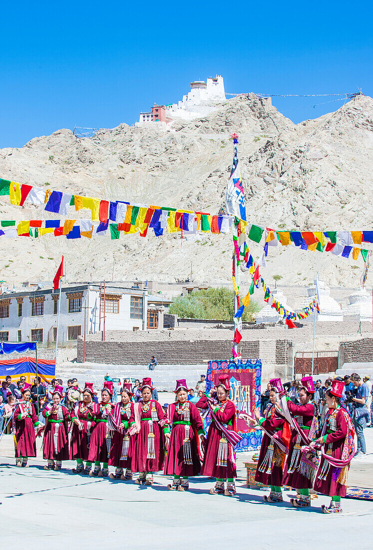 Ladakh-Leute in traditionellen Kostümen beim Ladakh-Festival in Leh, Indien