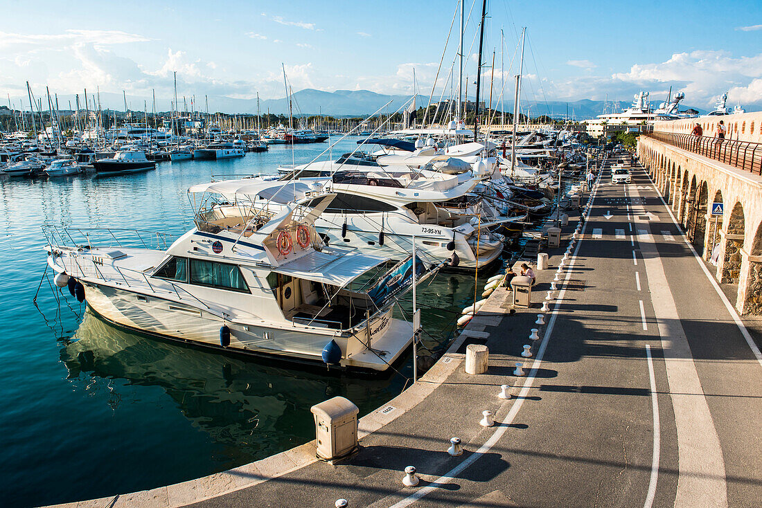 Yachten im Hafen von Antibes, Provence-Alpes-Côte d'Azur, Südfrankreich, Europa