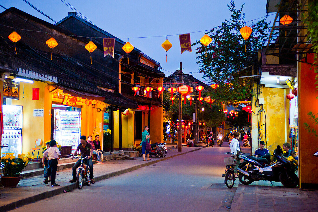 Hoi An-Straßen bei Nacht, Vietnam. Viele der Straßen sind nachts mit chinesischen Laternen geschmückt.