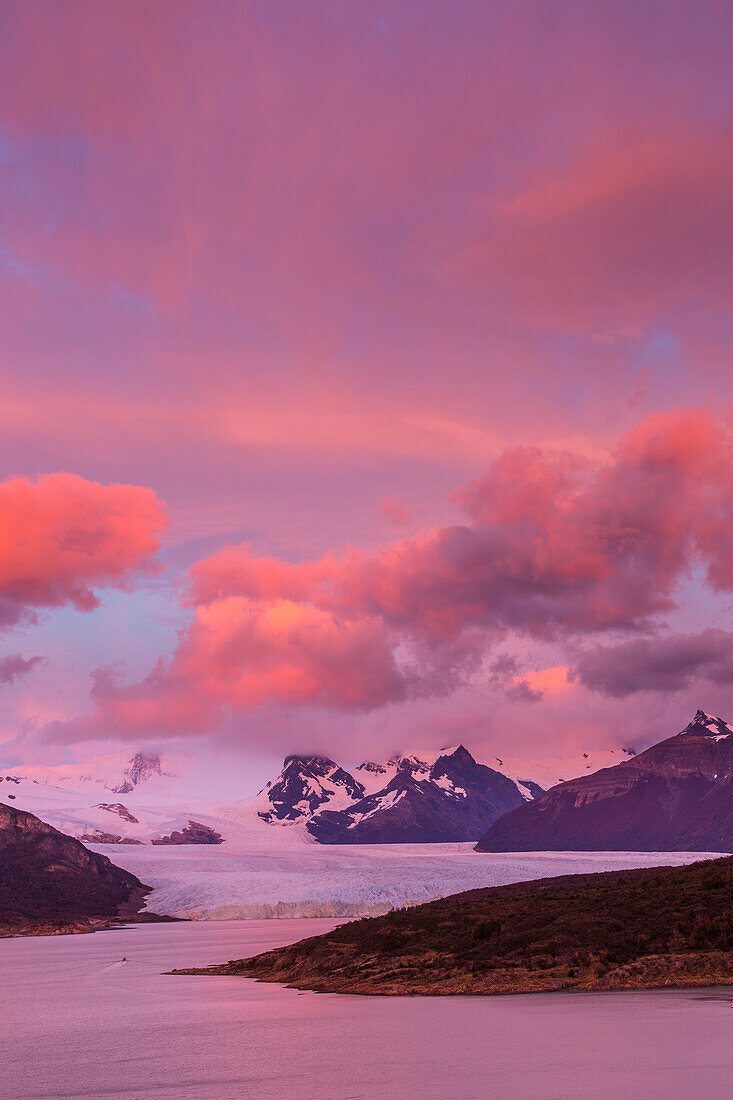 Rosa Himmel vor dem Sonnenaufgang über dem Perito-Moreno-Gletscher im Nationalpark Los Glaciares in der Nähe von El Calafate, Argentinien. Eine UNESCO-Welterbestätte in der Region Patagonien in Südamerika.