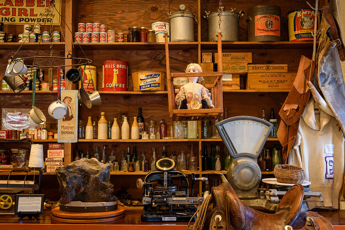 Ausgestellte Sammlerstücke und Antiquitäten im Historic Gaskill Brothers Stone Store and Museum in Campo, Kalifornien.
