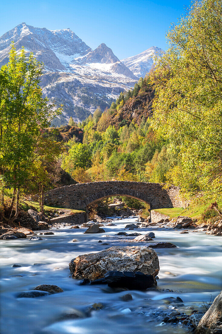 Der Cirque de Gavarnie und die Gavarnie Falls / Grande Cascade de Gavarnie, höchster Wasserfall Frankreichs in den Pyrenäen. Hautes-Pyrenees, Gavarnie-Gèdre, Pyrenäen-Nationalpark, Cirque de Gavarnie, von der UNESCO zum Weltkulturerbe erklärt.