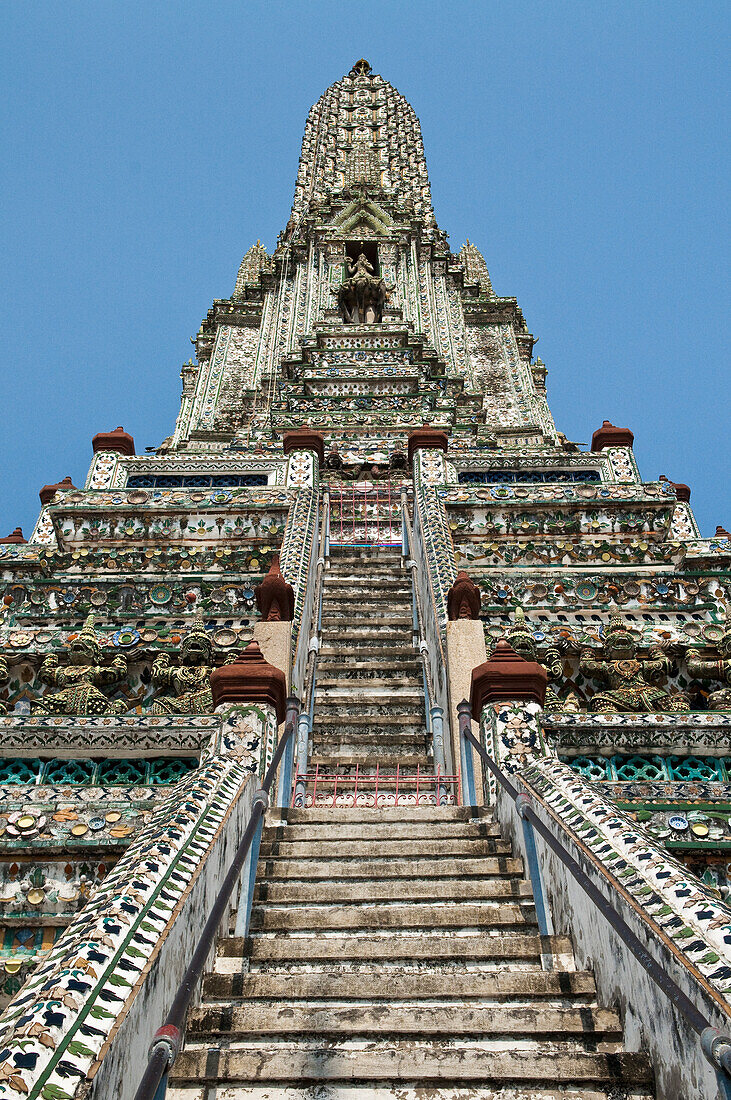 Der zentrale Prang, ein Turm im Khmer-Stil im Wat Arun, einem buddhistischen Tempel, der auch als Tempel der Morgenröte bekannt ist, in Bangkok, Thailand.