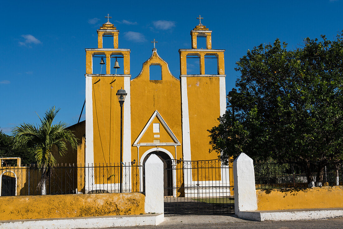 Die spanische Kolonialkirche in Kantunil, Yucatan, Mexiko, wurde 1687 unter der Leitung der Franziskanermönche erbaut.