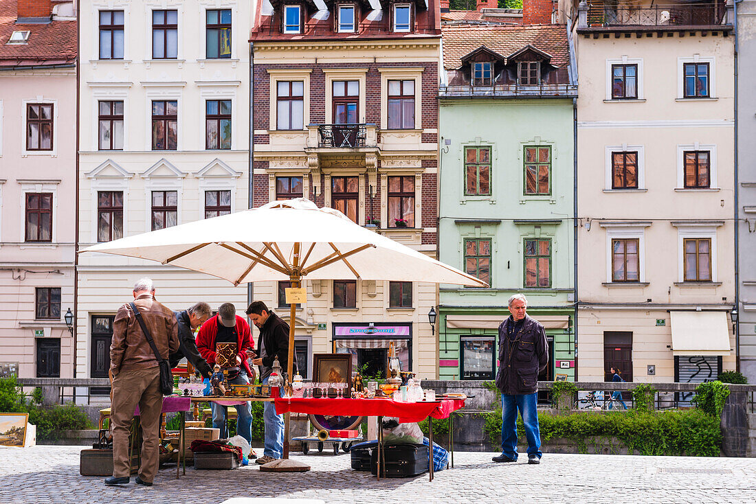 Ljubljana Sonntags-Antiquitäten- und Flohmarkt auf dem Breg-Ufer im Zentrum von Ljubljana, Slowenien, Europa