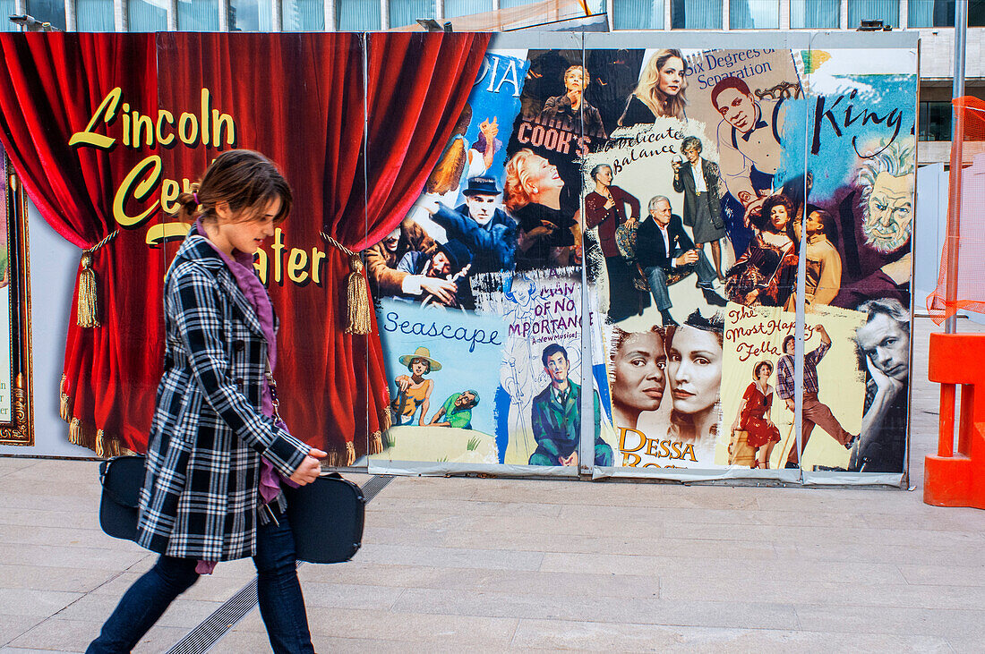 Eine Schauspielerin geht an der Außenseite des Lincoln Center Theaters entlang. Lincoln Center, 150 West 65th Street, New York, USA.