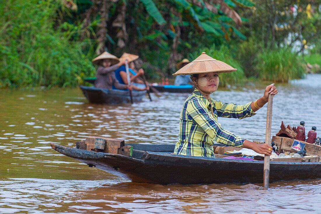 Intha Frau auf ihrem Boot im Inle See Myanmar am 07. September 2017 , der Inle See ist ein Süßwassersee im Shan Staat