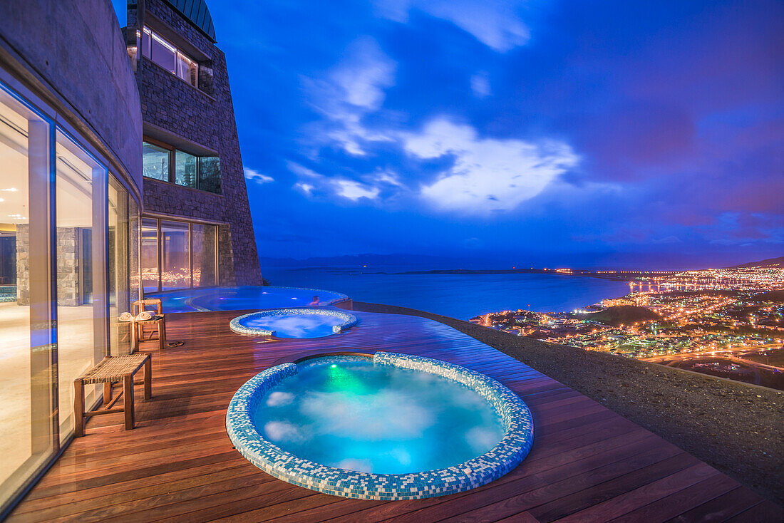 Jacuzzi im Freien bei Nacht, Hotel Arakur Ushuaia Resort and Spa, Ushuaia, Feuerland, Patagonien, Argentinien