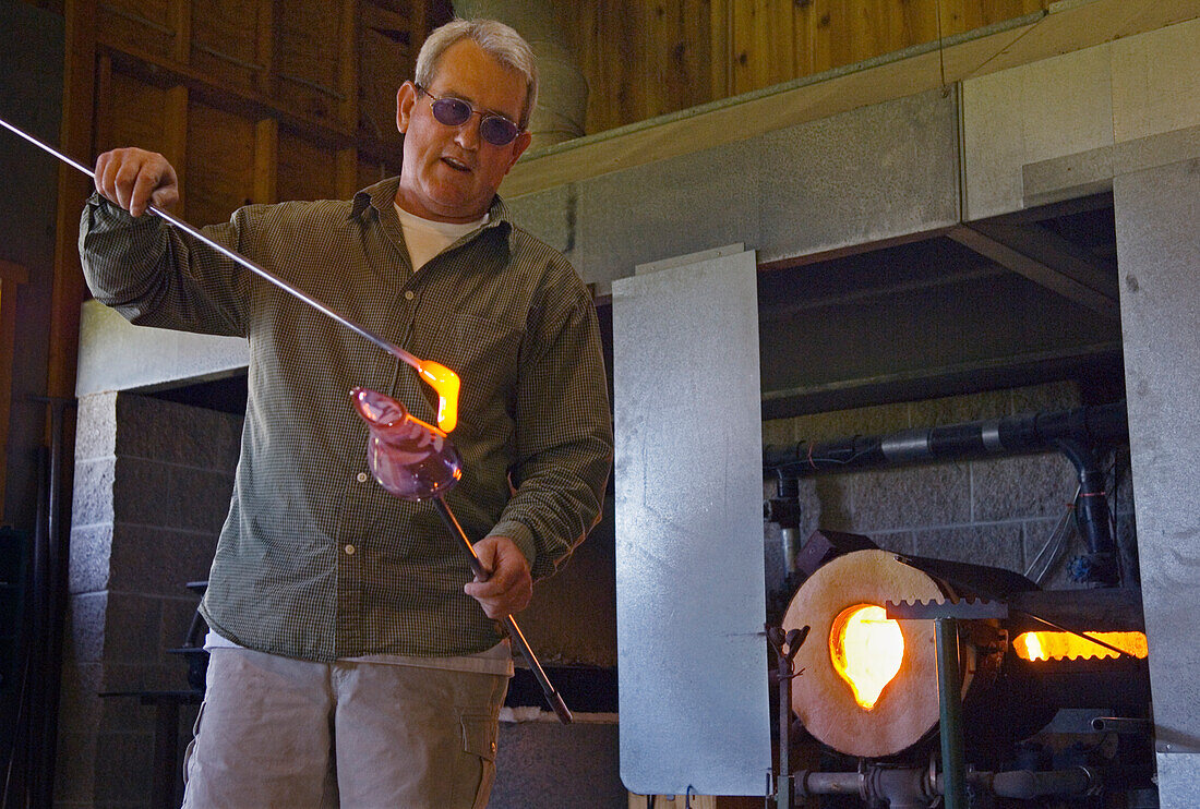 Glaskünstler in der Alder House Gallery; Lincoln City, Oregon Coast.