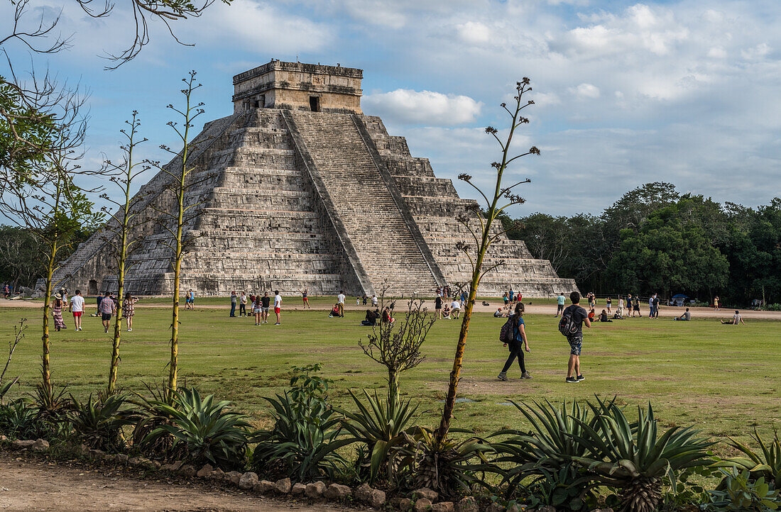 El Castillo oder der Tempel von Kukulkan ist die größte Pyramide in den Ruinen der großen Maya-Stadt Chichen Itza, Yucatan, Mexiko. Die prähispanische Stadt Chichen-Itza gehört zum UNESCO-Weltkulturerbe.