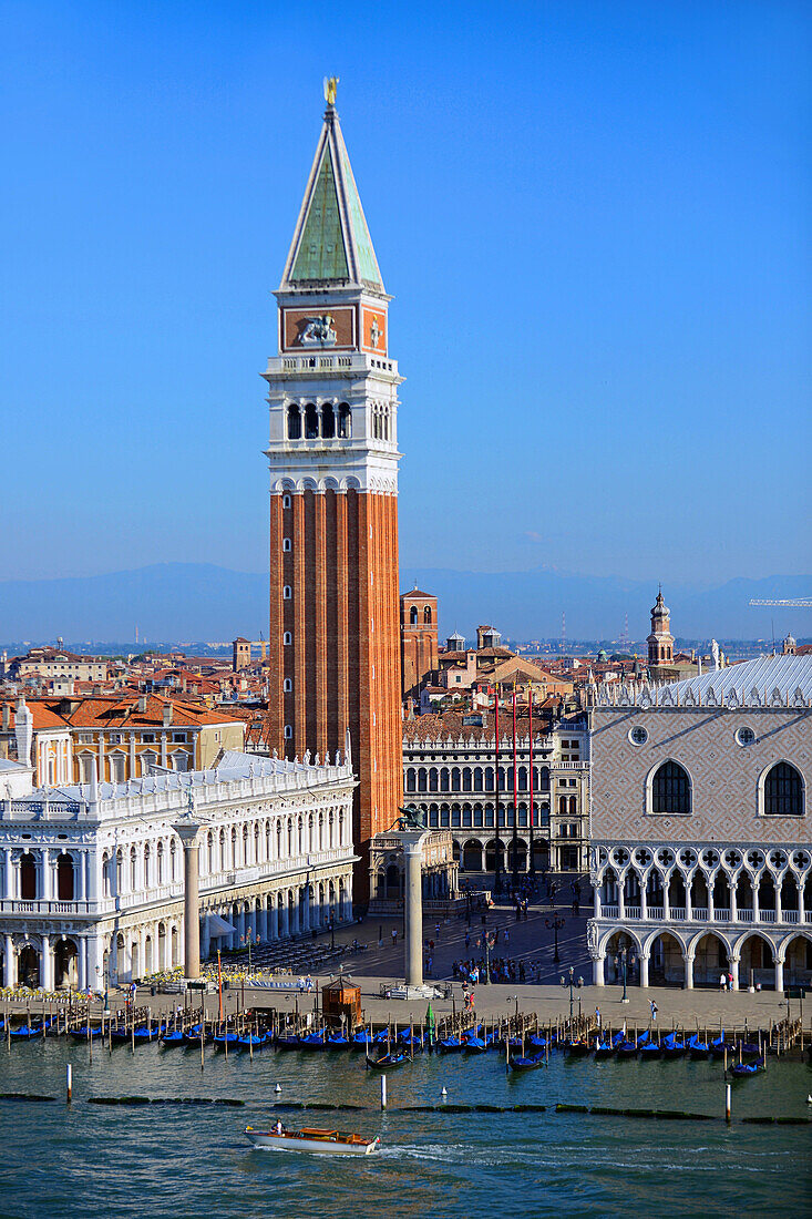 Der Campanile di San Marco (Glockenturm von St. Markus) vom Canale di San Marco, Venedig.