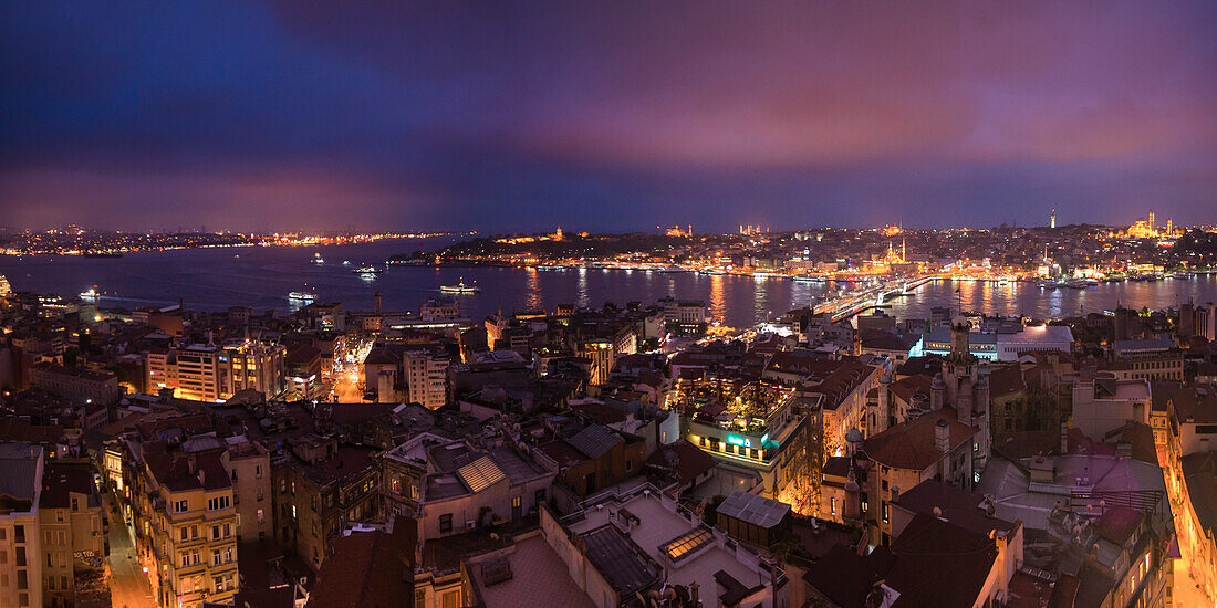 Istanbul bei Nacht, vom Galata-Turm aus gesehen, Türkei