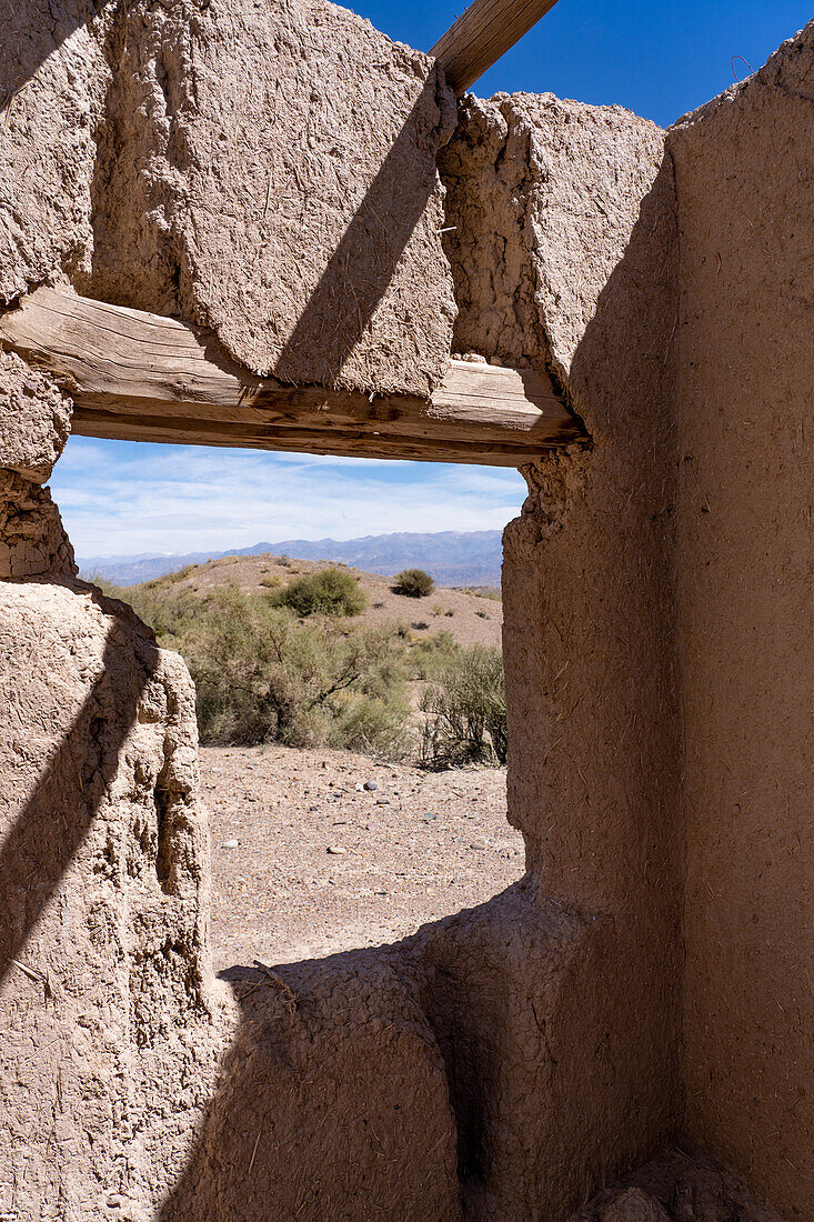 Architektonisches Detail einer verlassenen Lehmbau-Hacienda in der Nähe von Calingasta, Provinz San Juan, Argentinien.