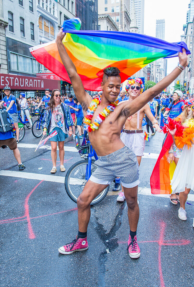 Teilnehmer an der Gay Pride Parade in New York City. Die Parade findet zwei Tage nach der Entscheidung des Obersten Gerichtshofs der USA statt, die Homo-Ehe in den USA zuzulassen.