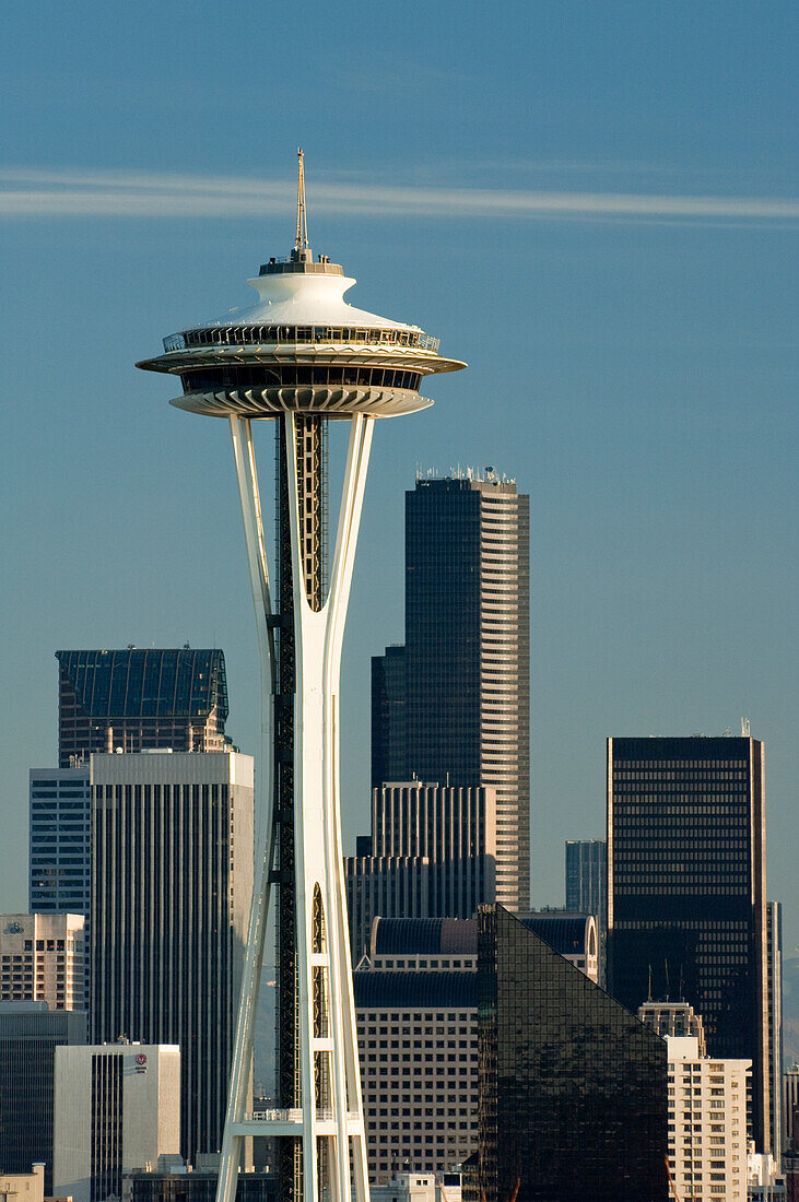 Die Space Needle und die Bürogebäude der Innenstadt vom Kerry Park am Queen Anne Hill in Seattle, Washington.