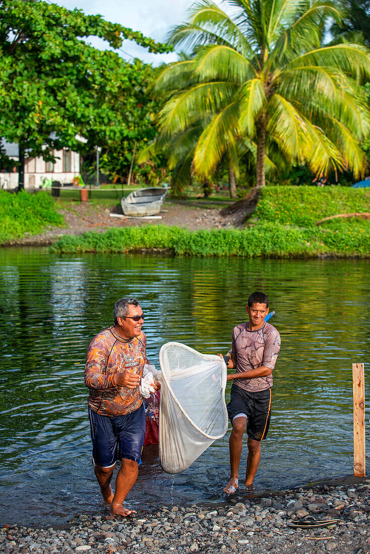 Fischer im Fautaua-Tal. Les Rivières de Tahiti. Fauoro-Fluss in Teahupoo. Papeete Tahiti nui Französisch-Polynesien Frankreich