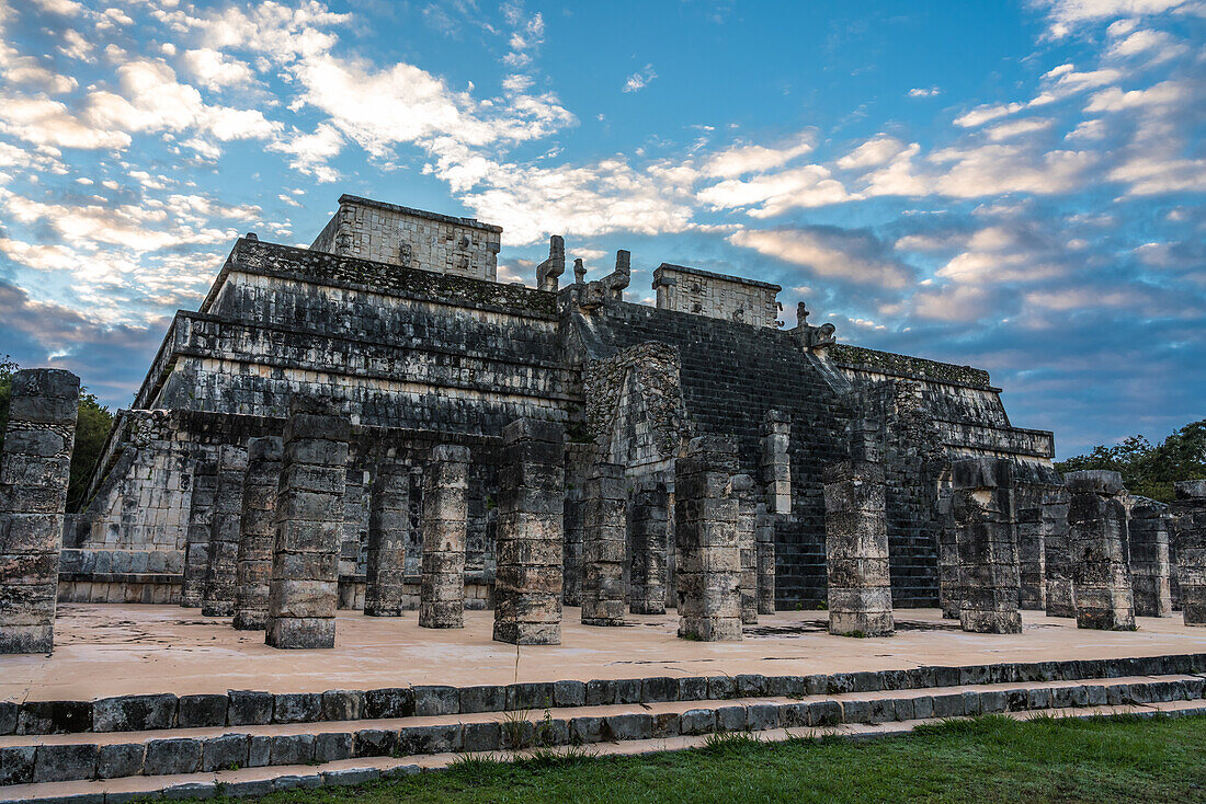 Zwei Kukulkan-Schlangensäulen auf dem Tempel der Krieger in den Ruinen der großen Maya-Stadt Chichen Itza, Yucatan, Mexiko. Die prähispanische Stadt Chichen-Itza gehört zum UNESCO-Weltkulturerbe.