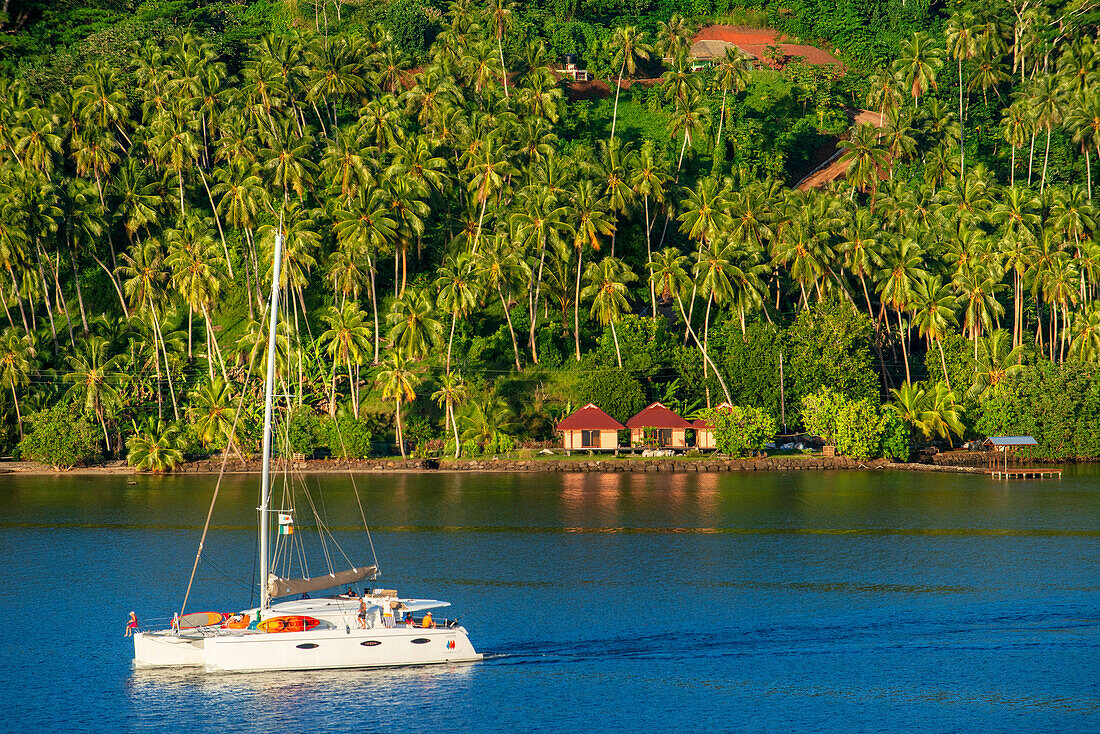 Ein Kreuzfahrt-Katamaran in der Bucht von Haamene in Tahaa, Französisch-Polynesien, Gesellschaftsinseln, Pazifische Inseln, Pazifik.